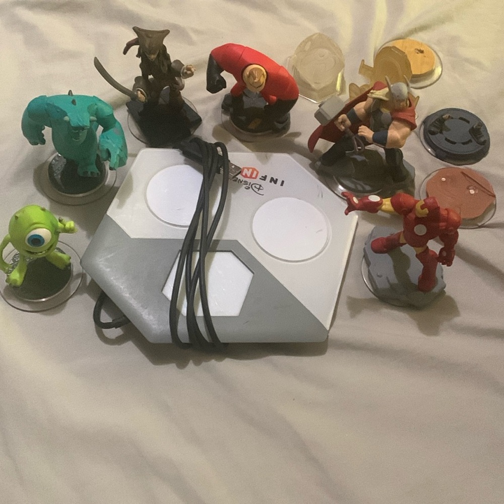 Disney infinity figures + play stand + play set pieces